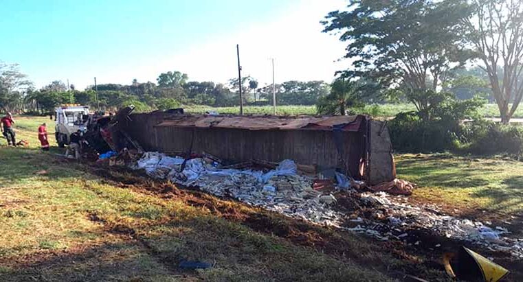 Caminhão carregado de telhas capota em Nova Granada e motorista morre no local