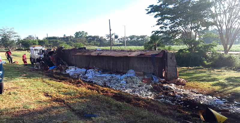 Caminhão carregado de telhas capota em Nova Granada e motorista morre no local