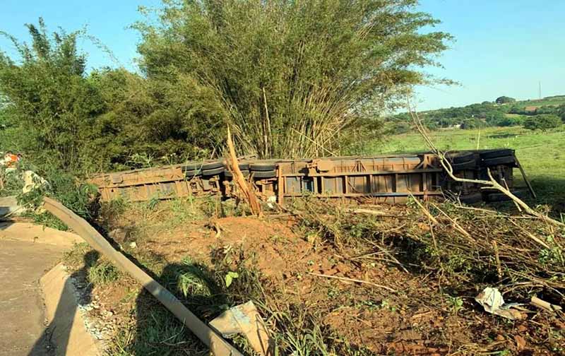 Caminhão cai no córrego em Itajobi e motorista morre afogado