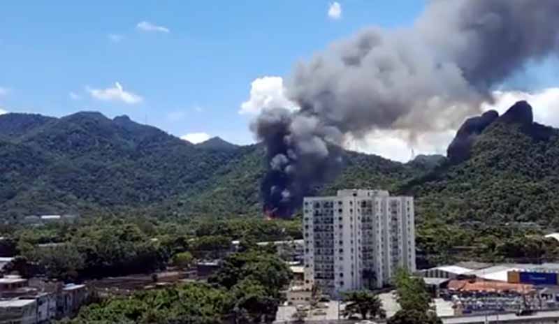 Incêndio de grandes proporções atinge o Projac no Rio de Janeiro