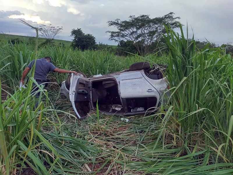 Carro capota e fere 3 em vicinal entre Tabapuã e Olímpia