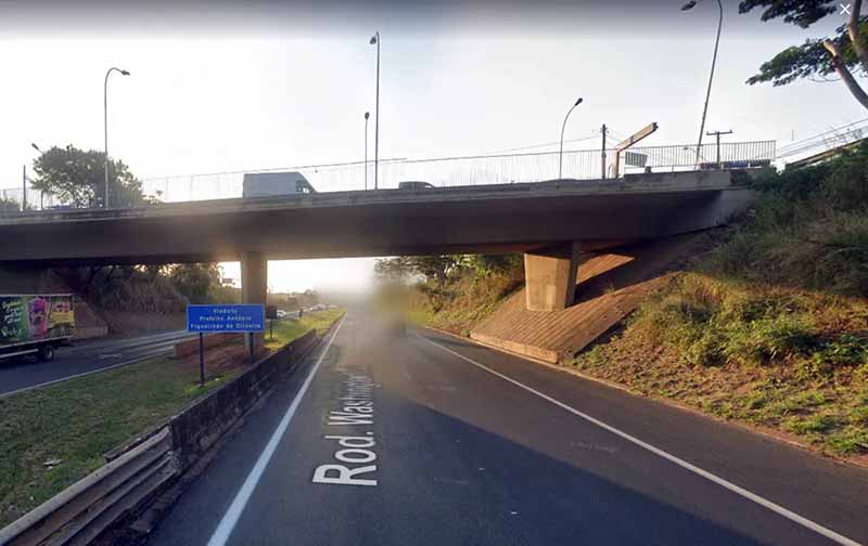 Carro bate na madrugada e mata mulher e fere criança