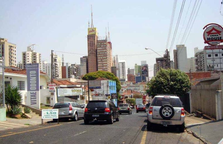 Motociclista é jogado para cima de carro estacionado após repreender motorista