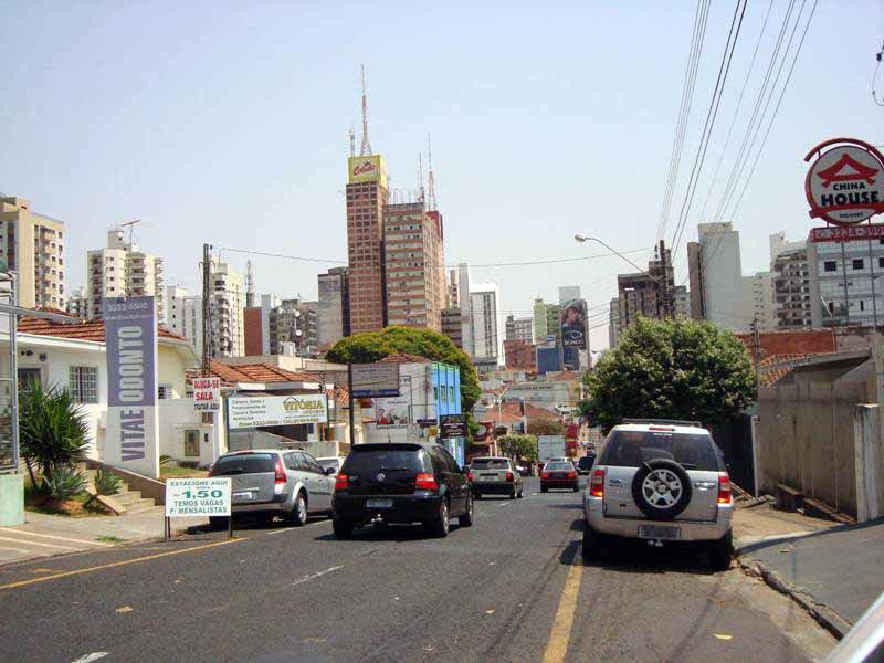 Motociclista é jogado para cima de carro estacionado após repreender motorista