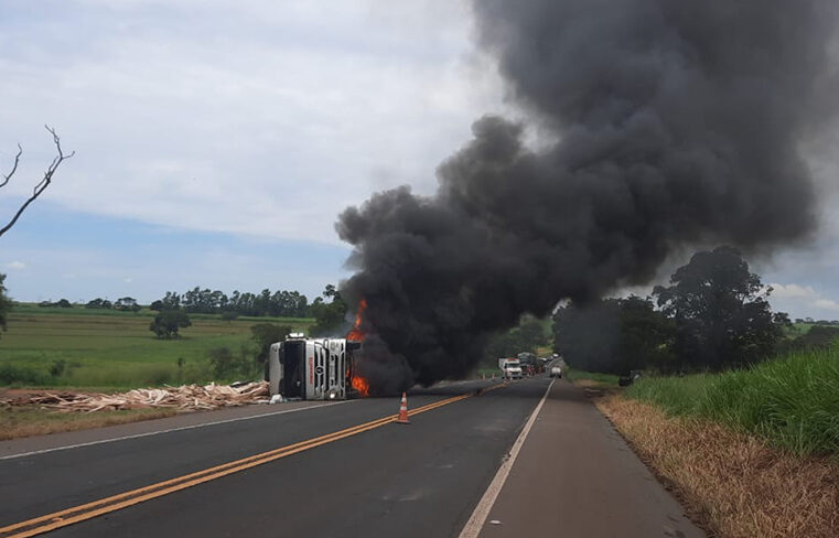 Carreta tomba e pega fogo na BR 153, região de Nova Granada