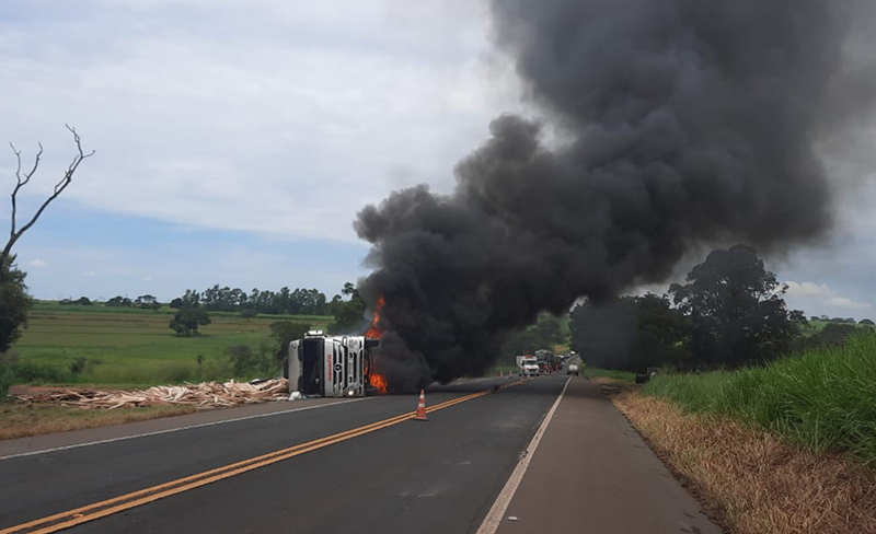 Carreta tomba e pega fogo na BR 153, região de Nova Granada