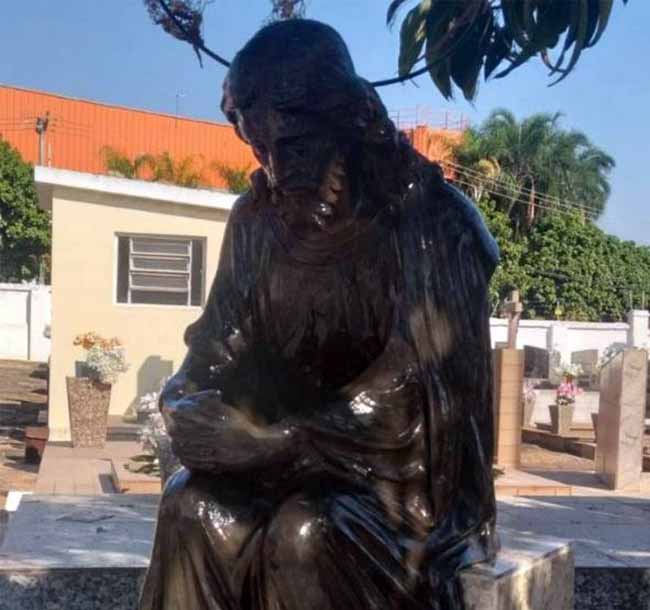 Estátua de bronze de 65 kg é furtada de túmulo em cemitério de Rio Preto