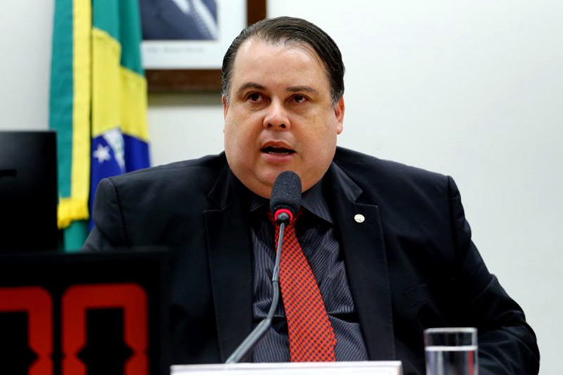 Deputado quer proibição de cirurgia de mudança de sexo em menores de 21 anos