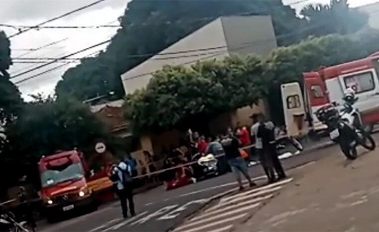 Motociclista não respeita o sinal de ‘Pare’ e é atropelado pelo ônibus da Itamarati