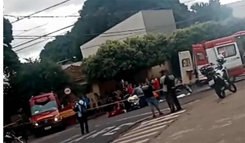 Motociclista não respeita o sinal de ‘Pare’ e é atropelado pelo ônibus da Itamarati