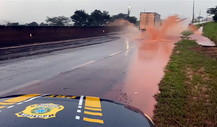 Chuva de sexta causa preocupação na BR 153