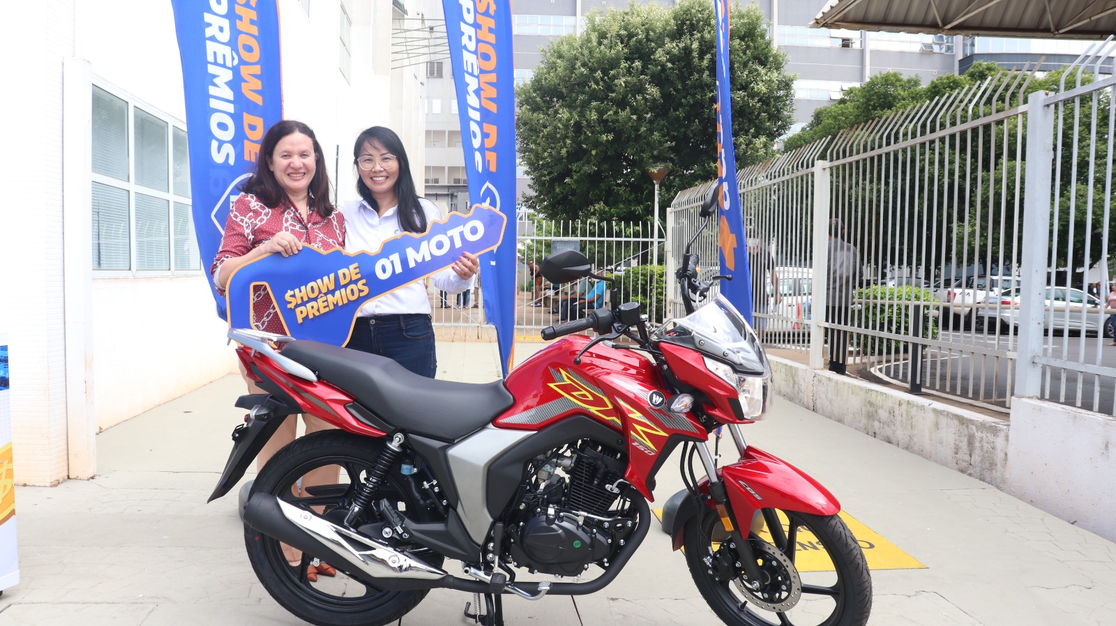 Colaboradora do HB ganha moto 0km no Show de Prêmios do Sorte Saúde