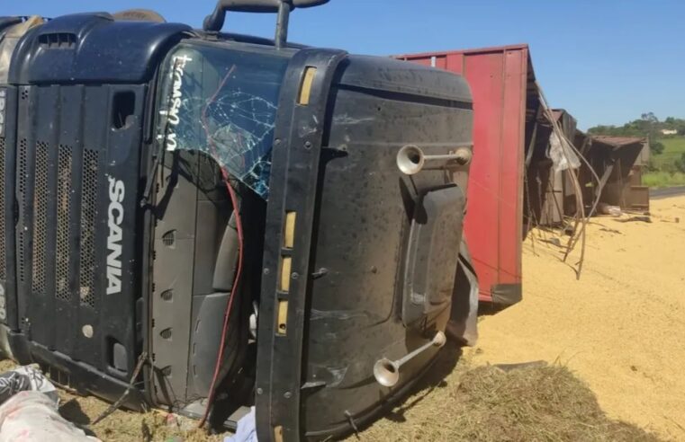 Caminhão com soja tomba e atinge ciclistas em Guapiaçu