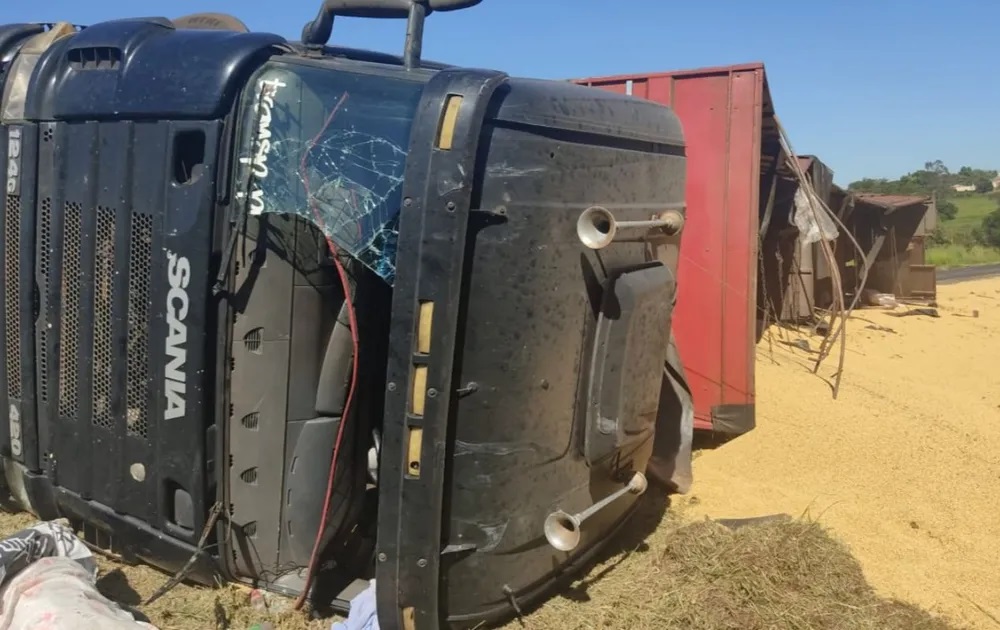 Caminhão com soja tomba e atinge ciclistas em Guapiaçu