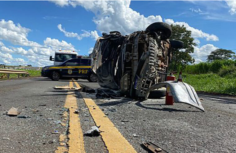 Carro com família inteira bate de frente com carreta na BR-153