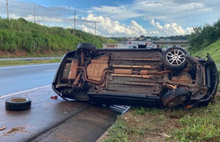 Bebê e idoso são levados para hospital após carro capotar na BR 153