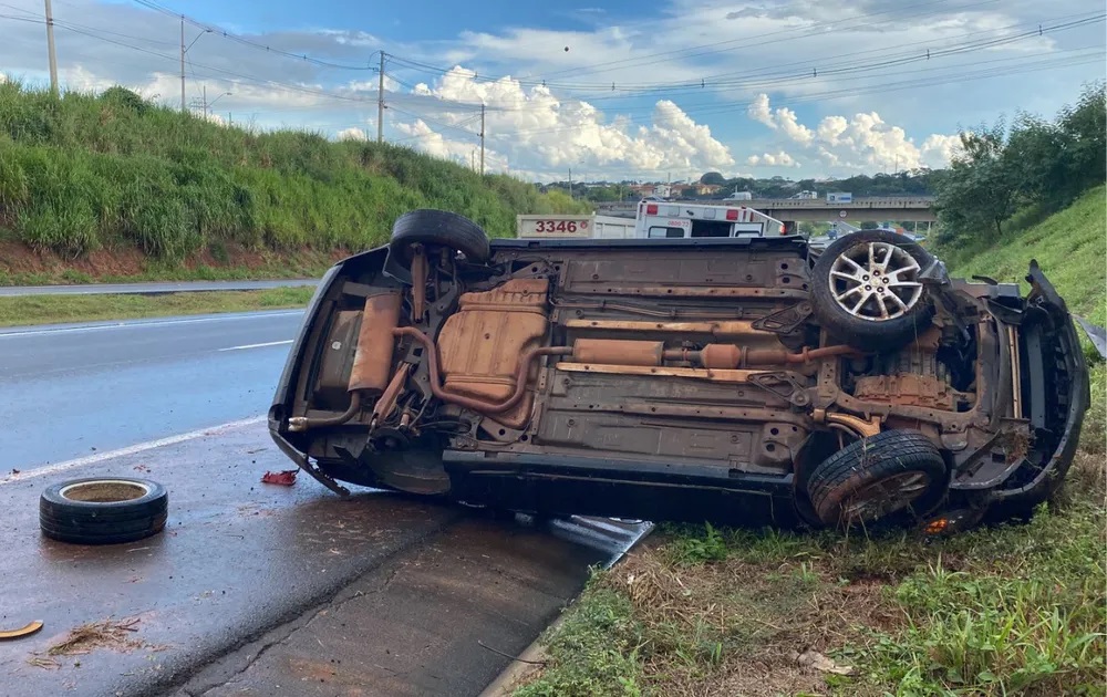 Bebê e idoso são levados para hospital após carro capotar na BR 153