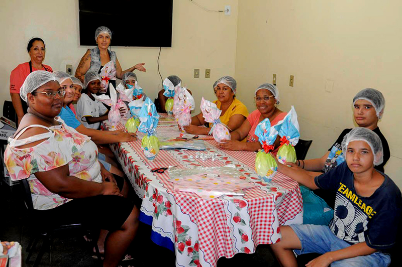 Cras promove oficina de chocolates