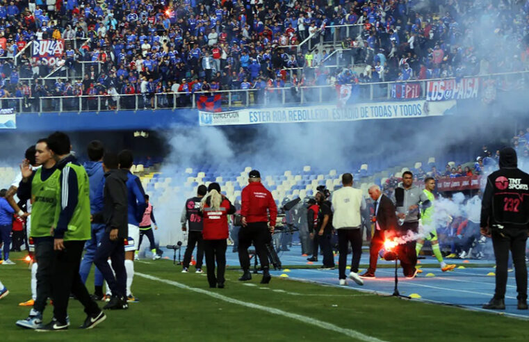 Clássico no Chile é suspenso após bomba atirada no gramado