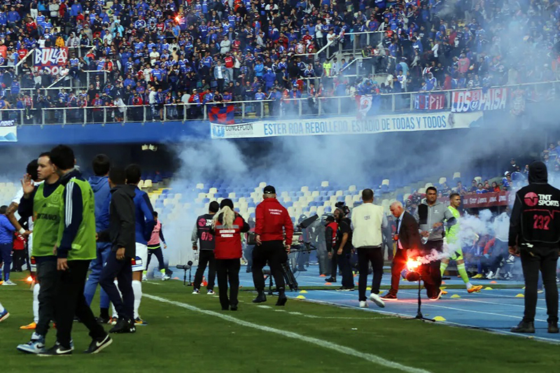 Clássico no Chile é suspenso após bomba atirada no gramado