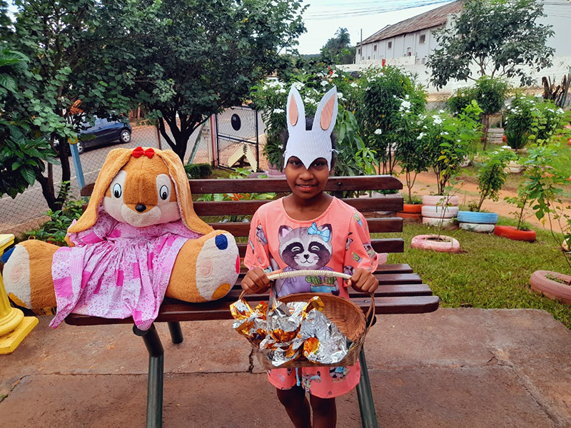 Crianças do Espaço Amigo festejando a Páscoa