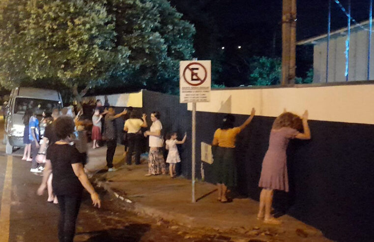 Conselho de Pastores se reúne em frente as escolas e creches para orar pela proteção dos estudantes, professores e diretores em Nova Granada