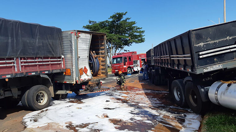 Acidente envolvendo 3 caminhões causa vazamento de querosene na BR 153