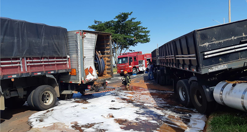 Acidente envolvendo 3 caminhões causa vazamento de querosene na BR 153