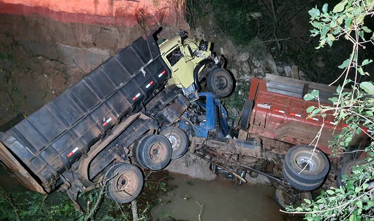 Caminhões caem no Córrego do Inferninho em trecho interditado de vicinal que liga Pacaembu e Mirandópolis