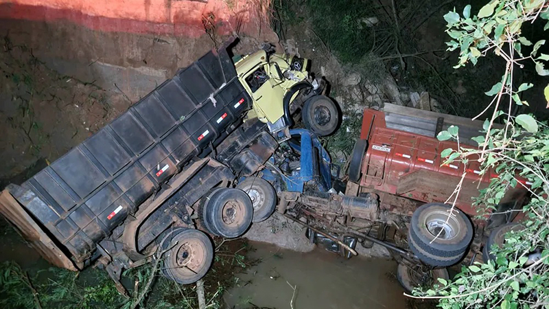 Caminhões caem no Córrego do Inferninho em trecho interditado de vicinal que liga Pacaembu e Mirandópolis