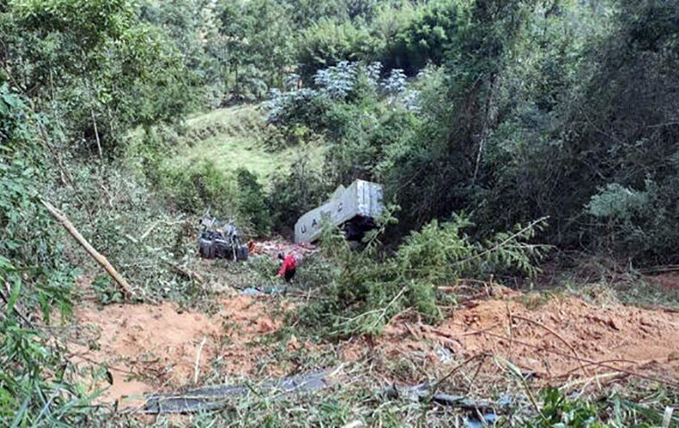 Motorista de carreta que caiu de ribanceira de 60 metros de altura sumiu