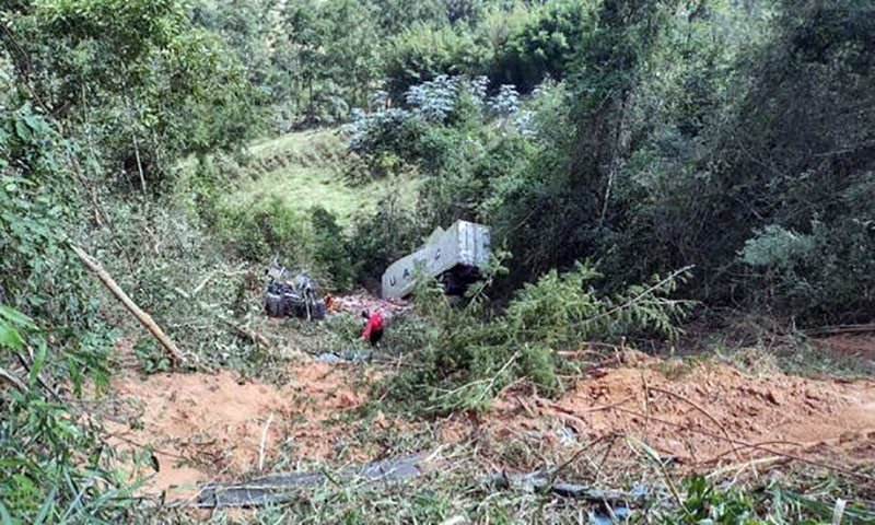 Motorista de carreta que caiu de ribanceira de 60 metros de altura sumiu