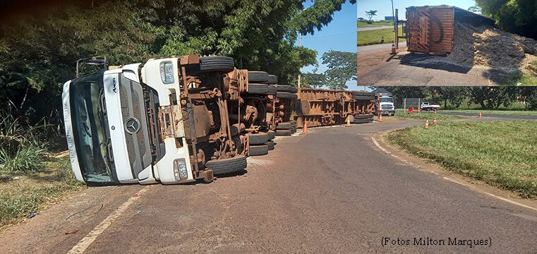 Bi-Trem tomba na BR 153 carregada de cana moída