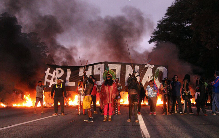 PM atira bombas de gás contra protesto indígena e libera rodovia em São Paulo