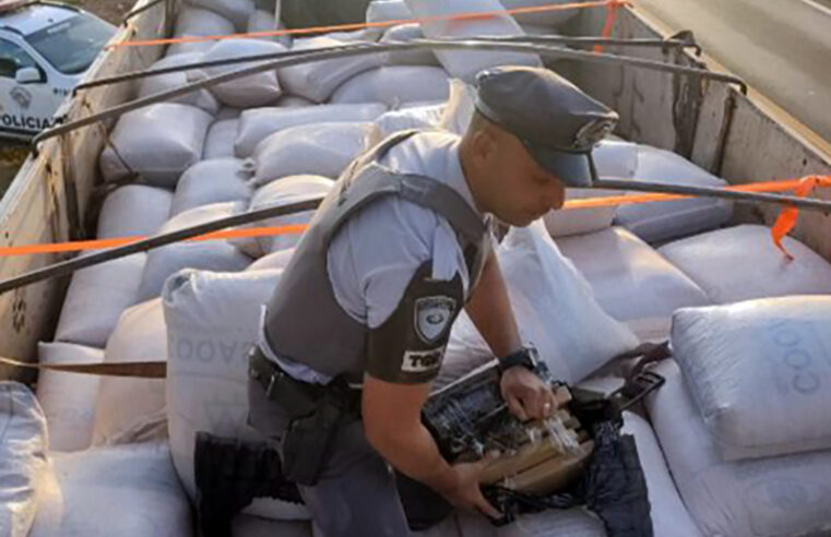 Caminhão foi pego com quase 2,5 toneladas de maconha