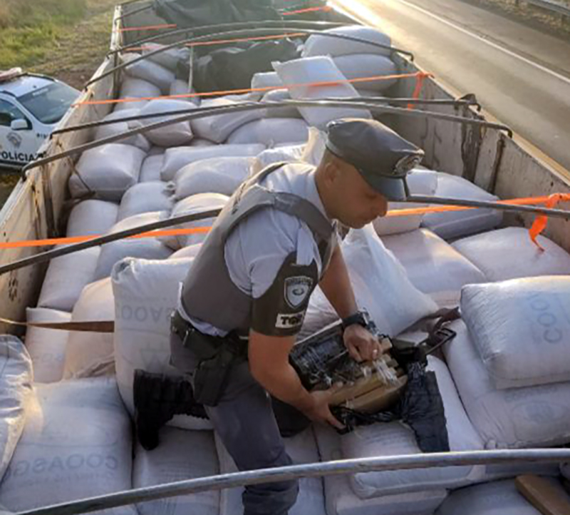 Caminhão foi pego com quase 2,5 toneladas de maconha