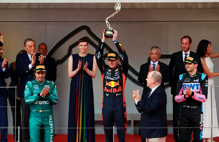 Verstappen desafia chuva e vence GP de Mônaco de ponta a ponta