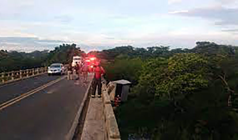 Acidente com 4 veículos em cima da ponte do Rio Turvo na BR 153