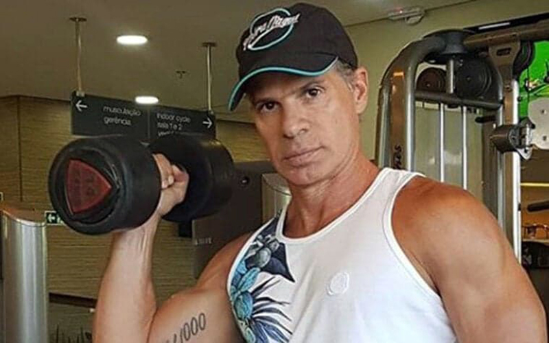 Túlio Maravilha confessa que posou nu para foto se a esposa estivesse junto