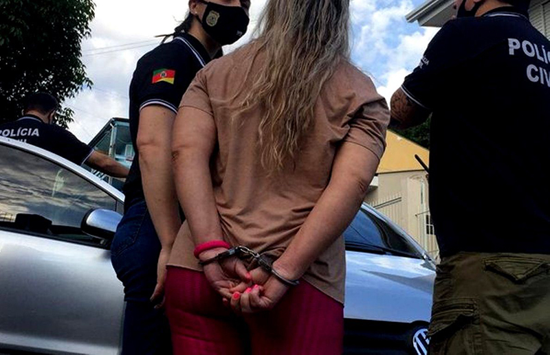 Traficantes fogem e jovem é presa com drogas