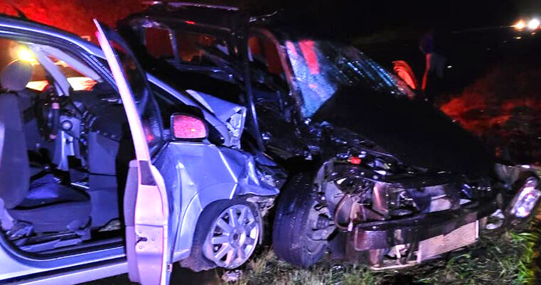 Acidente entre 3 carros mata uma pessoa e fere 2 gravemente