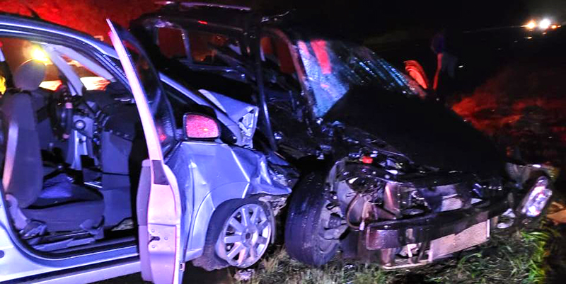 Acidente entre 3 carros mata uma pessoa e fere 2 gravemente