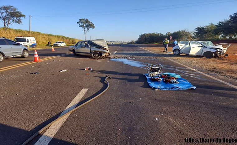 Colisão de Del Rey bate em Santana e em seguida frontalmente bate em HB20 deixando um morto e 5 feridos