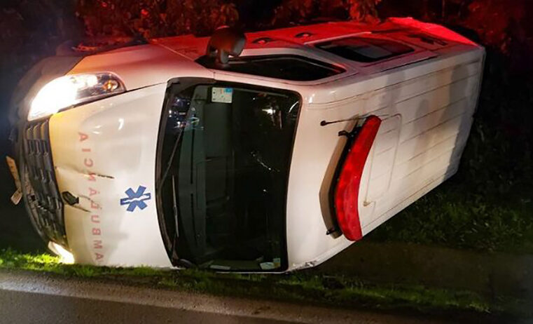 Rapaz bêbado e sem CNH, furta e capota ambulância