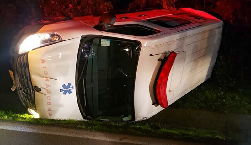 Rapaz bêbado e sem CNH, furta e capota ambulância