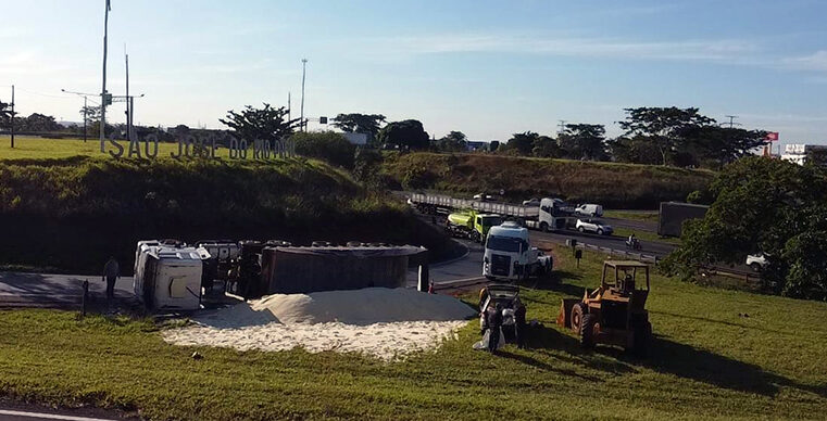 Carreta tomba na alça de acesso da Washington Luiz com a BR-153