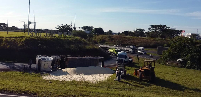 Carreta tomba na alça de acesso da Washington Luiz com a BR-153