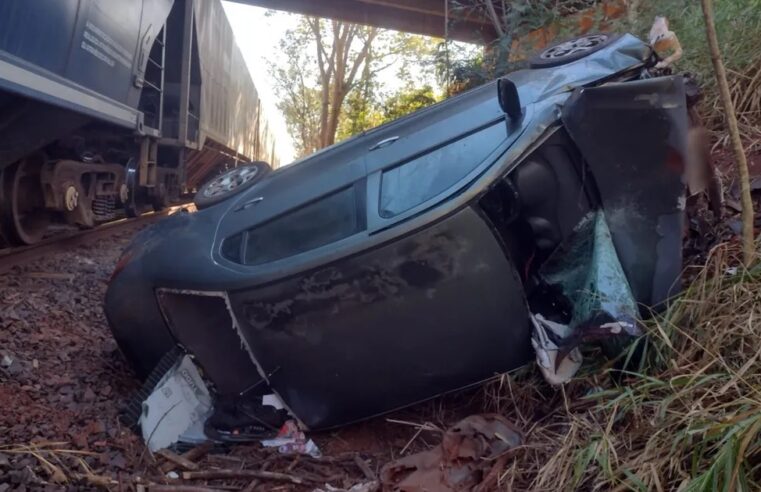 Carro cai de viaduto e mãe e filha são socorridas 2 horas depois