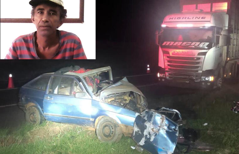 Colisão frontal entre carreta de boi e VW Gol deixa um morto na BR 153 em Onda Verde