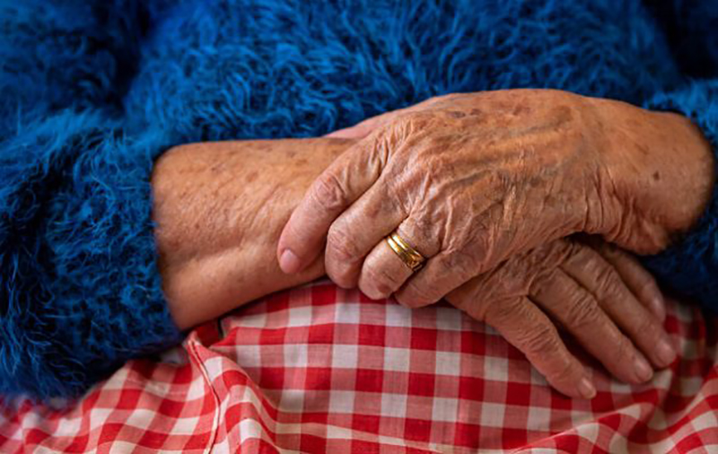 Bandido invade casa de idosas e finge almoçar com elas para não ser preso